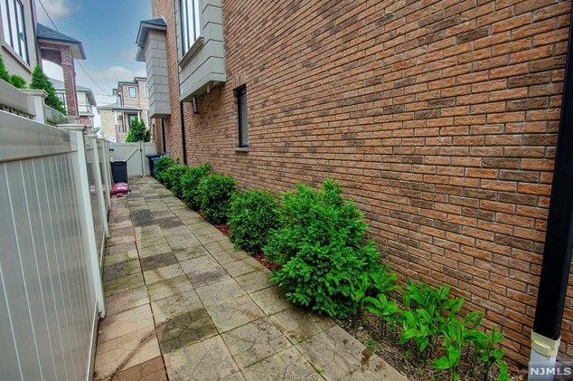 2468 6 St, West Fort Lee NJ 07024-7837 exterior