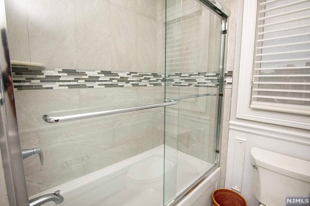 2468 6 St, West Fort Lee NJ 07024-7837 exterior