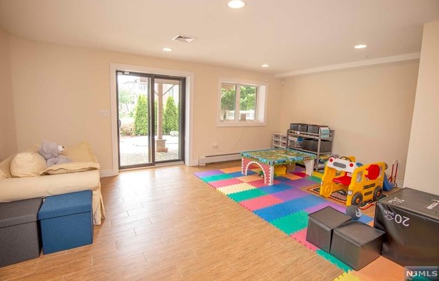 2468 6 St, West Fort Lee NJ 07024-7837 exterior