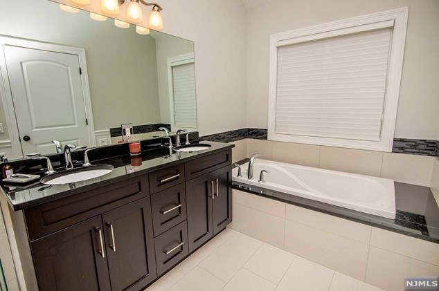 2468 6 St, West Fort Lee NJ 07024-7837 exterior