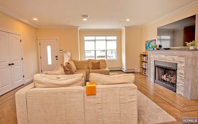 2468 6 St, West Fort Lee NJ 07024-7837 exterior