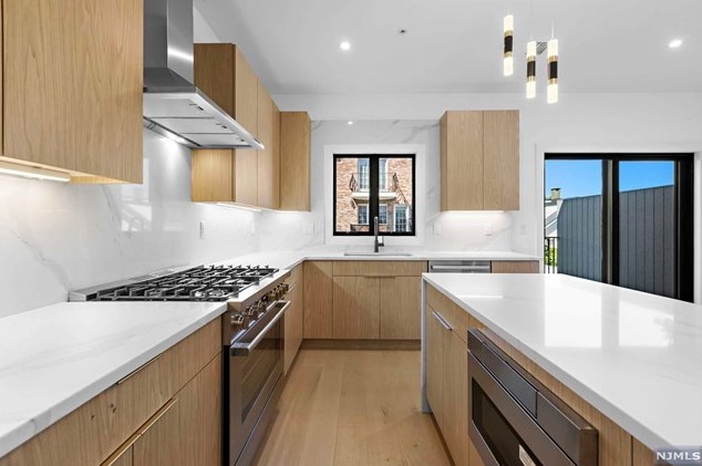 461 Bagley Pl, Cliffside Park NJ 07010-2002 exterior