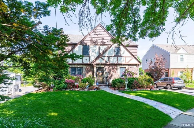 34 Carlton Pl, Rutherford NJ  07070-1120 exterior