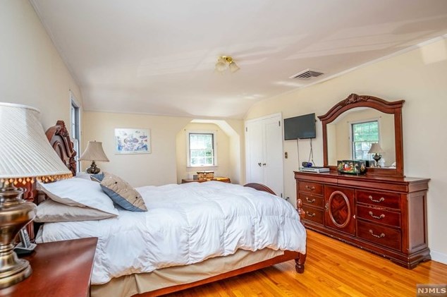 34 Carlton Pl, Rutherford NJ  07070-1120 exterior