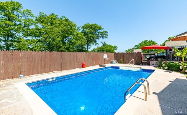 34 Carlton Pl, Rutherford NJ  07070-1120 exterior