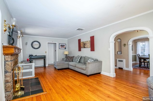 34 Carlton Pl, Rutherford NJ  07070-1120 exterior