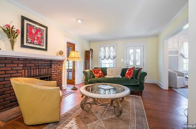 19 Abbington Ter, Ridgewood NJ 07452-2222 exterior