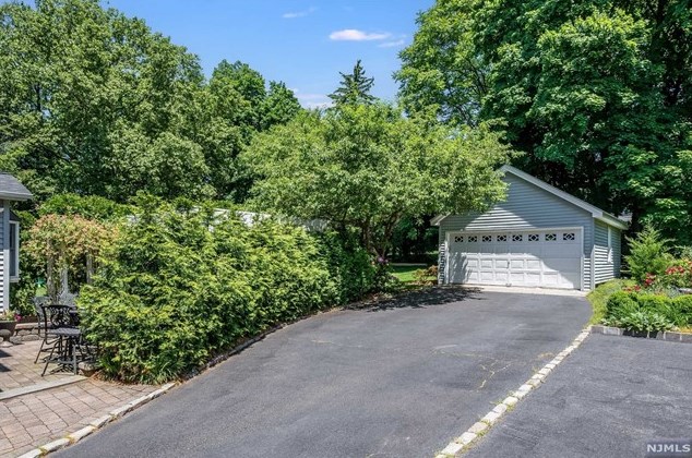 19 Abbington Ter, Ridgewood NJ 07452-2222 exterior