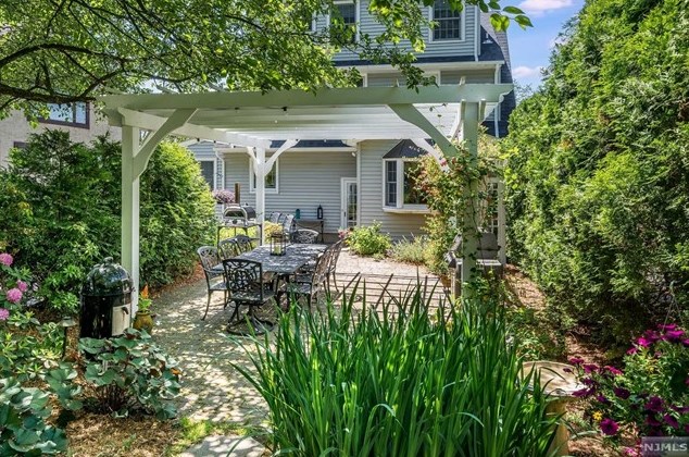 19 Abbington Ter, Ridgewood NJ 07452-2222 exterior