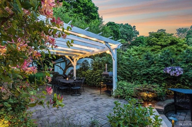 19 Abbington Ter, Ridgewood NJ 07452-2222 exterior