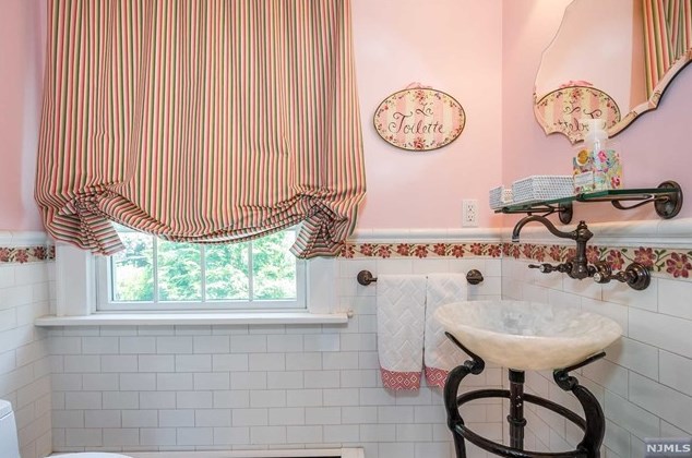 19 Abbington Ter, Ridgewood NJ 07452-2222 exterior