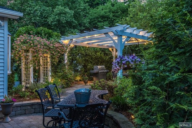 19 Abbington Ter, Ridgewood NJ 07452-2222 exterior