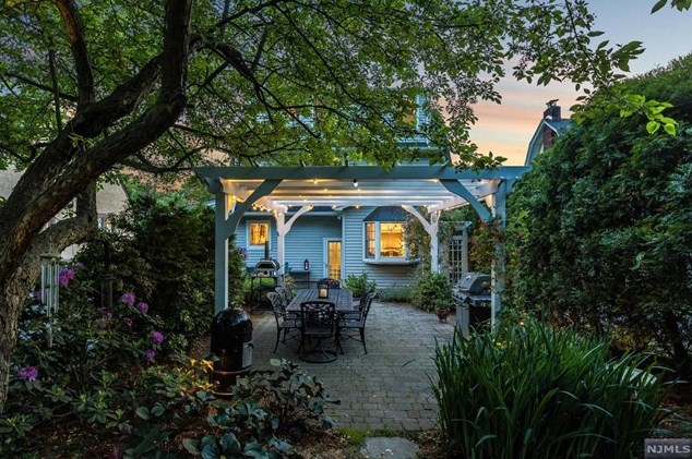 19 Abbington Ter, Ridgewood NJ 07452-2222 exterior