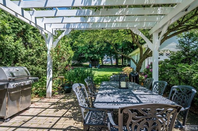 19 Abbington Ter, Ridgewood NJ 07452-2222 exterior