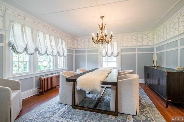 19 Abbington Ter, Ridgewood NJ 07452-2222 exterior