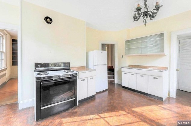 125 Hudson Ave, Tenafly NJ 07670-1039 exterior