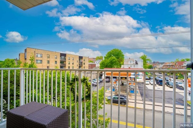 10 Palisade Ave, Cliffside Park NJ  07010-1063 exterior