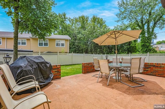 34 Armour Pl, Bergenfield NJ 07621-1204 exterior