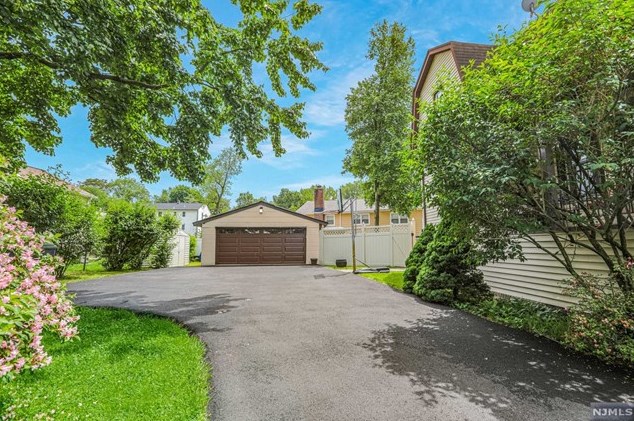 34 Armour Pl, Bergenfield NJ 07621-1204 exterior