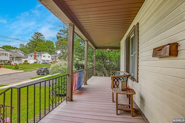 34 Armour Pl, Bergenfield NJ 07621-1204 exterior