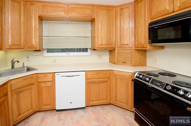 1152 Cooper Ave, Teaneck NJ 07666-5806 exterior