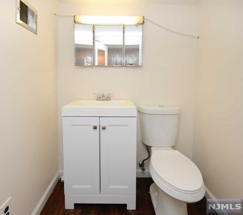 1152 Cooper Ave, Teaneck NJ 07666-5806 exterior