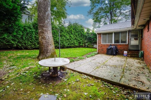 1152 Cooper Ave, Teaneck NJ 07666-5806 exterior