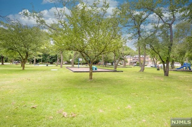 1152 Cooper Ave, Teaneck NJ 07666-5806 exterior