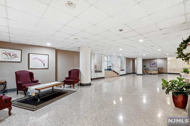 2160 Center Ave, West Fort Lee NJ  07024-5857 exterior