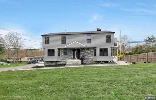 100 Colony Ave, Park Ridge NJ 07656-1104 exterior