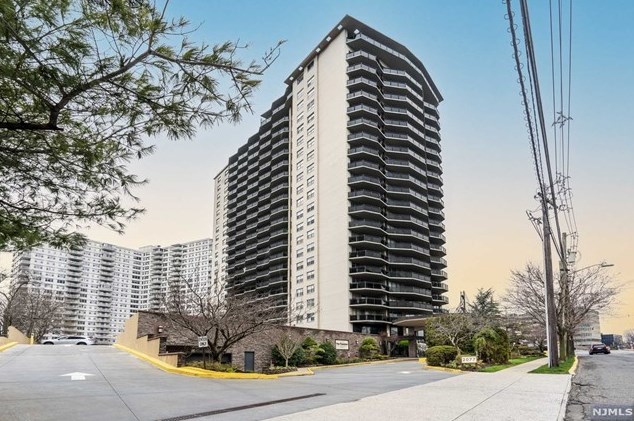 2077 Center Ave, West Fort Lee NJ  07024-4928 exterior