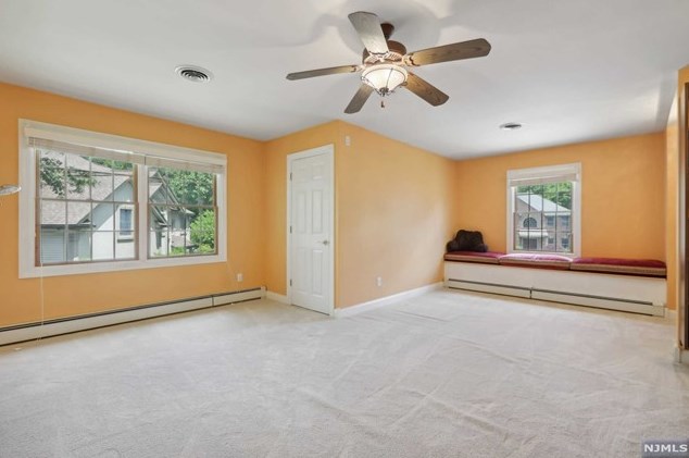 16 Dawn Dr, Emerson NJ 07630-2115 exterior