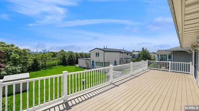 1042 Koelle Blvd, Secaucus NJ  07094-4230 exterior