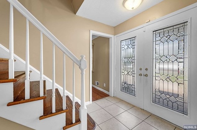 1042 Koelle Blvd, Secaucus NJ  07094-4230 exterior
