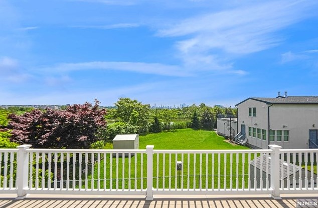 1042 Koelle Blvd, Secaucus NJ  07094-4230 exterior