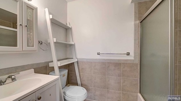 1042 Koelle Blvd, Secaucus NJ  07094-4230 exterior