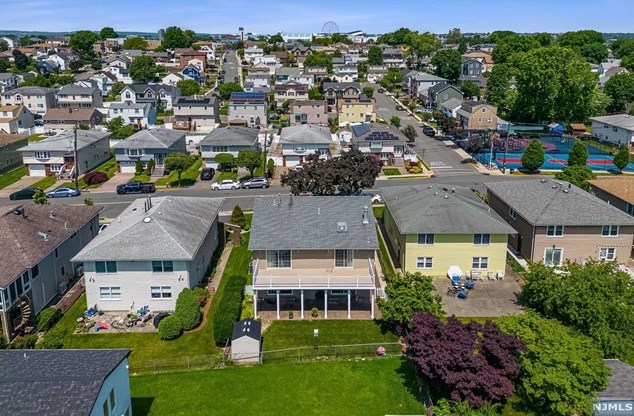 1042 Koelle Blvd, Secaucus NJ  07094-4230 exterior