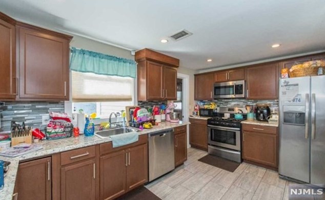 21 Chestnut St, Outwater NJ  07026-2819 exterior