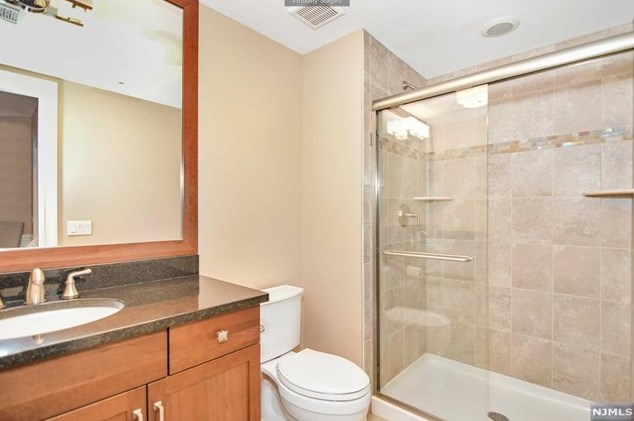 164 Cortland Dr, Upper Saddle River NJ 07458-2818 exterior