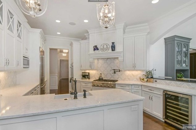 164 Cortland Dr, Upper Saddle River NJ 07458-2818 exterior