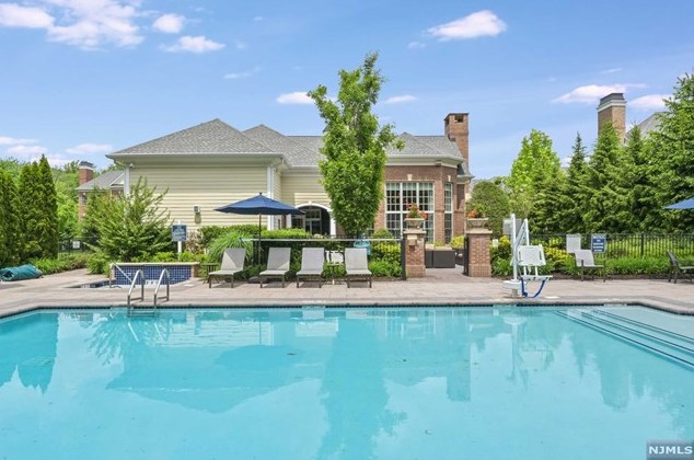 164 Cortland Dr, Upper Saddle River NJ 07458-2818 exterior