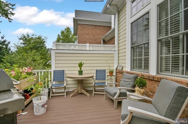 164 Cortland Dr, Upper Saddle River NJ 07458-2818 exterior