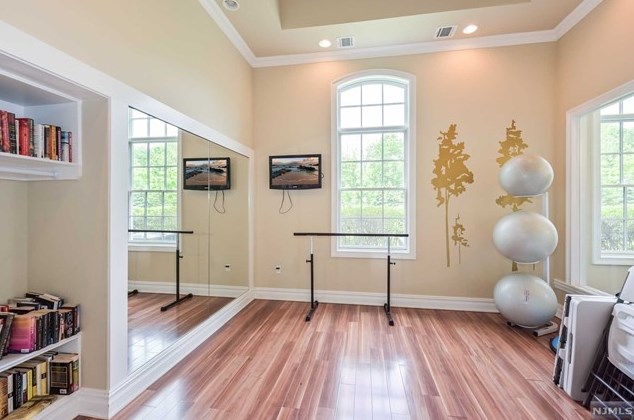 164 Cortland Dr, Upper Saddle River NJ 07458-2818 exterior