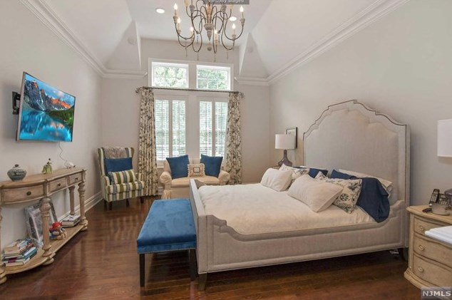 164 Cortland Dr, Upper Saddle River NJ 07458-2818 exterior