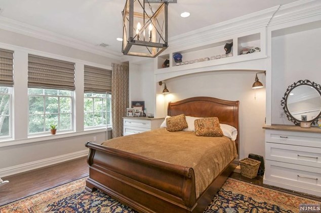 164 Cortland Dr, Upper Saddle River NJ 07458-2818 exterior