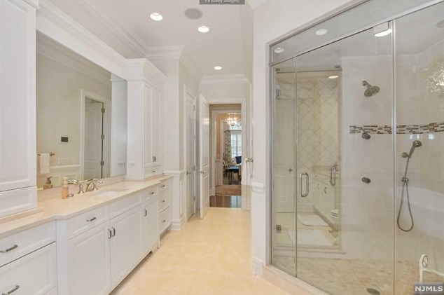 164 Cortland Dr, Upper Saddle River NJ 07458-2818 exterior