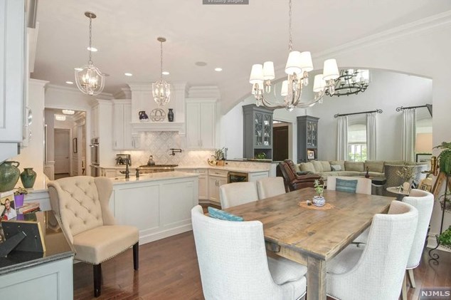 164 Cortland Dr, Upper Saddle River NJ 07458-2818 exterior