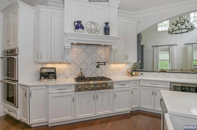 164 Cortland Dr, Upper Saddle River NJ 07458-2818 exterior