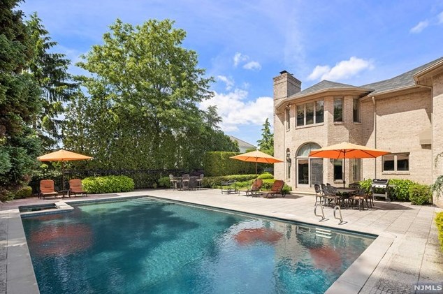 168 Vaccaro Dr, Cresskill NJ 07626-1761 exterior