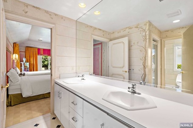 168 Vaccaro Dr, Cresskill NJ 07626-1761 exterior